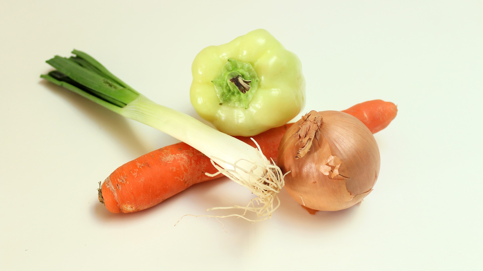 Лук репчатый морковь свекла. Лук и морковь. Овощи морковь лук. Морковка и лук. Луковица морковь.